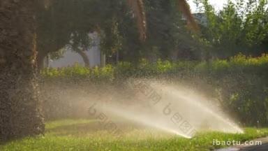 在<strong>阳光明媚的</strong>夏日，自动洒水系统浇灌花园草坪<strong>的</strong>慢动作镜头